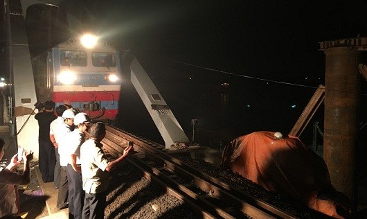Đoàn tàu chạy thử tải trong đêm qua cầu Ghềnh mới. Ảnh: CTV