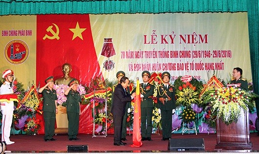 Phó Thủ tướng Trương Hòa Bình đã trao tặng và gắn Huân chương Bảo vệ Tổ quốc hạng Nhất lên Quân kỳ Quyết thắng của Binh chủng Pháo binh