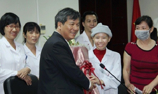 Chị Hoàng Thùy Linh (thứ 2 phải sang) trong ca ghép tế bào gốc từ máu dây rốn cộng đồng đầu tiên thành công