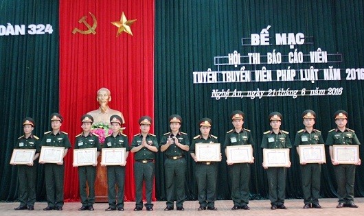Trung tá Đoàn Xuân Bường - Phó Chính ủy Sư đoàn 324 trao Giấy khen cho các thí sinh đạt giải