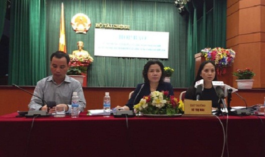 Thứ trưởng Vũ Thị Mai (giữa) và Phó Cục trưởng Cục Quản lý Công sản Tạ Thanh Tú (phải) tại buổi họp báo