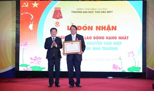 PGS.TS Nguyễn Văn Hiệp - Hiệu trưởng được trao Huân chương Lao động hạng Nhất