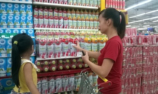 Người tiêu dùng mua sản phẩm nước uống sữa trái cây Minute  Maid Nutriboost,  nước cam có tép của Coca Cola tại hai siêu thị BigC, Intimex (ảnh chụp sáng 4/7)