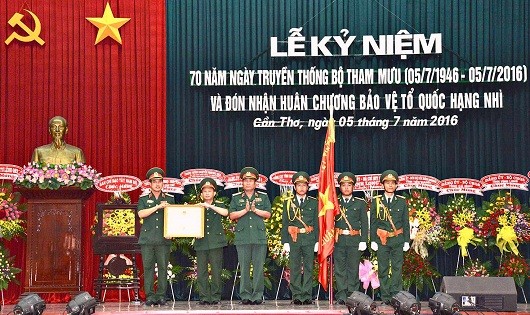 Thừa ủy quyền của Chủ tịch nước, Trung tướng Nguyễn Hoàng Thủy - Tư lệnh Quân khu 9 - trao tặng Huân chương Bảo vệ Tổ quốc hạng Nhì cho Bộ Tham mưu, Quân khu 9