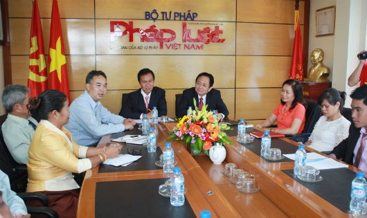 Báo PLVN trao đổi kinh nghiệm làm báo với đoàn cán bộ Lào