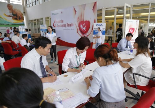 Manulife bắt đầu phối hợp với Hội Chữ Thập Đỏ Quận 7 (TP. Hồ Chí Minh) và Viện Huyết học & Truyền máu Trung Ương (Hà Nội) để tổ chức chương trình Hiến máu tình nguyện dành cho nhân viên và đại lý của công ty kể từ năm 2009