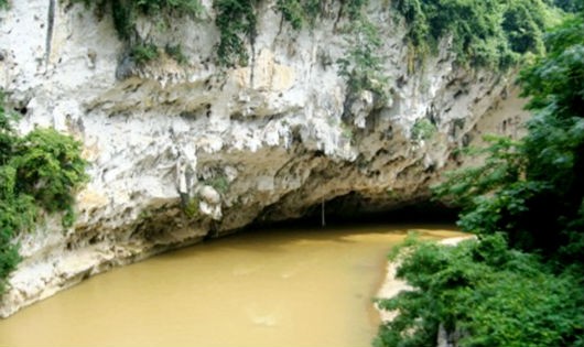 “Hang ma” là những mái đá hình vòm cùng, dưới là dòng sông Luông