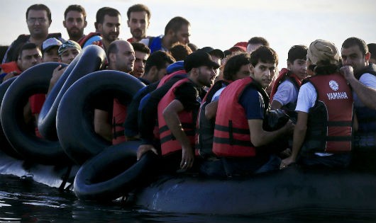 Một chiếc thuyền chở người tị nạn lênh đênh trên biển