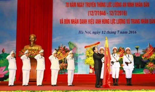 Thay mặt Đảng và Nhà nước, Chủ tịch nước Trần Đại Quang đã trân trọng trao danh hiệu Anh hùng Lực lượng Vũ trang nhân dân cho Tổng cục An ninh - Bộ Công an