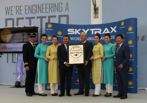 Ngày 12/7, Tổng Giám đốc Dương Trí Thành và tổ bay nhận chứng chỉ hãng hàng không 4 sao của SkyTrax