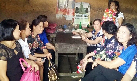 Đoàn khảo sát đến thăm hộ gia đình chị Múi ở thôn Khe Tiền, xã Đồng Văn