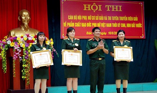 Thủ trưởng Bộ CHQS tỉnh khen thưởng cho các cá nhân xuất sắc trong hội thi cán bộ phụ nữ cơ sở giỏi