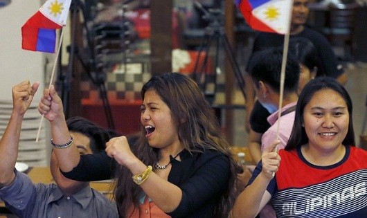Người Philippines vui mừng khi phán quyết được đưa ra. Ảnh: AP
