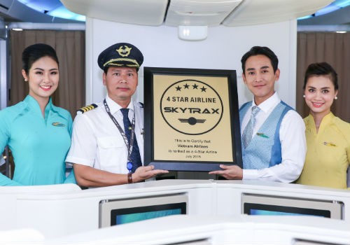 Hoa hậu Ngọc Hân, diễn viên Hứa Vĩ Văn cùng phi hành đoàn bên chứng chỉ 4 sao Vietnam Airlines vừa nhận từ SkyTrax