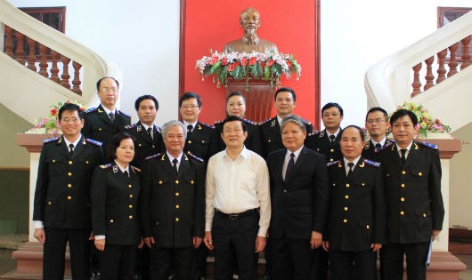Hệ thống cơ quan THADS ngày càng lớn mạnh. Trong ảnh: Nguyên Chủ tịch nước Trương Tấn Sang, nguyên Bộ trưởng Hà Hùng Cường chụp ảnh lưu niệm với lãnh đạo, cán bộ Tổng cục THADS