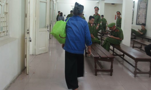 Bị cáo Nguyễn Thị Thi, một người độc thân, mù chữ vướng vào lao lý vì trót “gõ kẻng 1 lần cho vui”