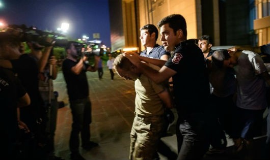 Cảnh sát Thổ Nhĩ Kỳ áp tải những người bị bắt giữ. Ảnh: AFP