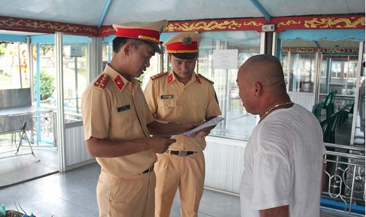 Lực lượng Cảnh sát đường thủy kiểm tra công tác đảm bảo an toàn trên các du thuyền