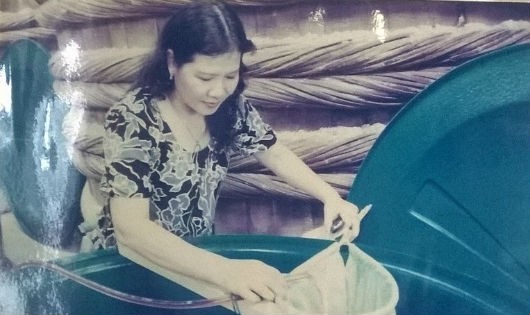 Bà Yến bên những giọt nước mắm đầu tiên của nước mắm Masan Phú Quốc