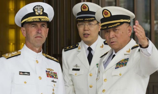Đô đốc John Richardson (trái) và người đồng cấp Trung Quốc Wu Shengli. Ảnh: AP