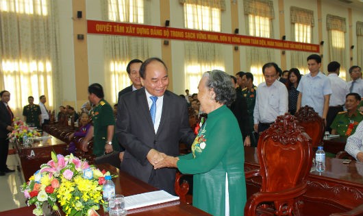 Thủ tướng Nguyễn Xuân Phúc ân cần thăm hỏi các Mẹ Việt Nam anh hùng, gia đình chính sách, người có công