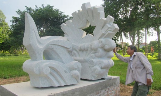 Một tác phẩm tại Trại sáng tác điêu khắc Thành cổ Quảng Trị