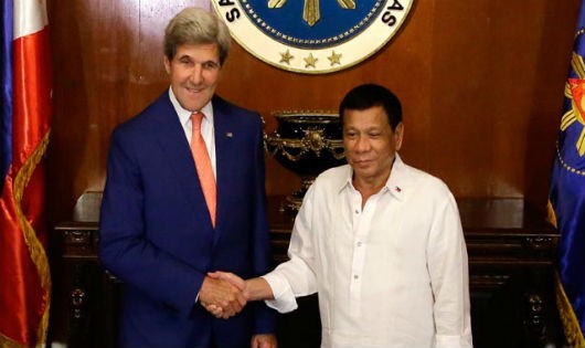 Ngoại trưởng Mỹ Kerry và Tổng thống Philippines Duterte