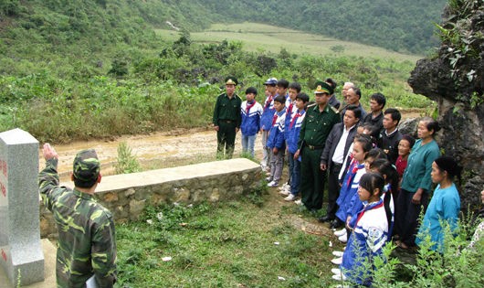Cán bộ, chiến sĩ Đồn Biên phòng Bảo Lâm tuyên truyền về quốc gia, quốc giới cho học sinh và nhân dân trên địa bàn
