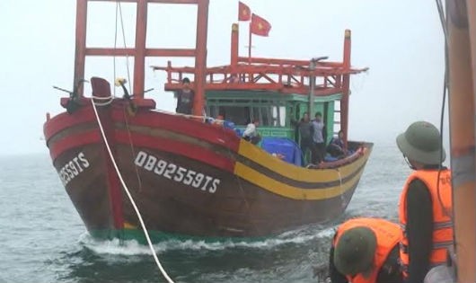 Cán bộ, chiến sĩ Hải đội 2 BĐBP Quảng Bình lai dắt tàu cá ngư dân gặp nạn vào bờ