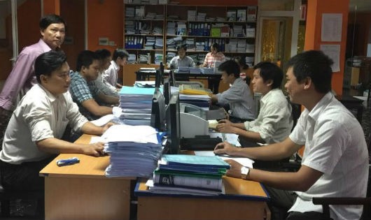 Phòng, ban chuẩn bị hồ sơ tham gia đấu thầu tại văn phòng Công ty Đại Việt. Ảnh DĐDN