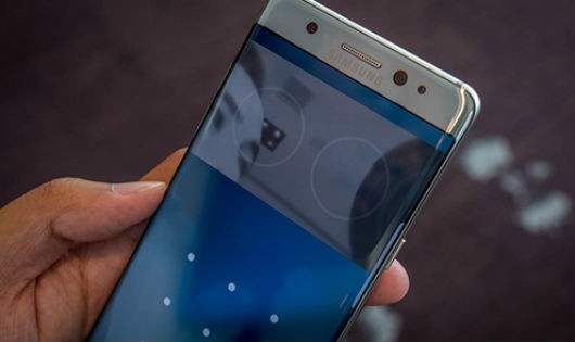 Galaxy Note 7 là smartphone đầu tiên của Samsung được tích hợp máy quét mống mắt
