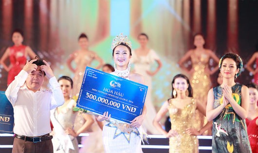 Trần Thu Ngân đăng quang ngôi vị Hoa hậu Bản sắc Việt toàn cầu năm 2016