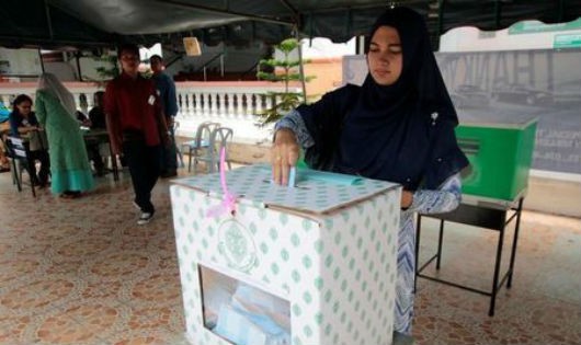 Một phụ nữ Thái Lan đi bỏ phiếu. Ảnh: Reuters