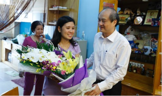 Tổng cục trưởng Tổng cục TDTT tặng hoa chị Phan Hương Giang, vợ xạ thủ Hoàng Xuân Vinh về chiến thắng lịch sử của Hoàng Xuân Vinh cũng như của thể thao Việt Nam