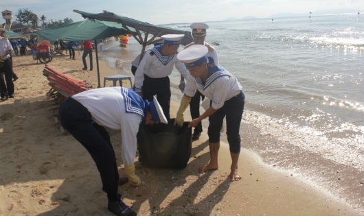 Các chiến sĩ Hải quân dọn vệ sinh bãi biển Tiên Sa