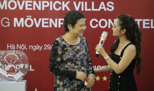 Bà Đỗ Thị Thái - người đã đầu tư 2 căn biệt thự Movenpick Villas bất ngờ trúng giải đặc biệt căn hộ Movenpick Condotel trị giá 2.7 tỷ đồng