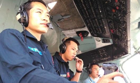Thượng úy QNCN Nguyễn Trần Nam, người ngồi giữa trong chuyến bay huấn luyện tại Trung đoàn 910