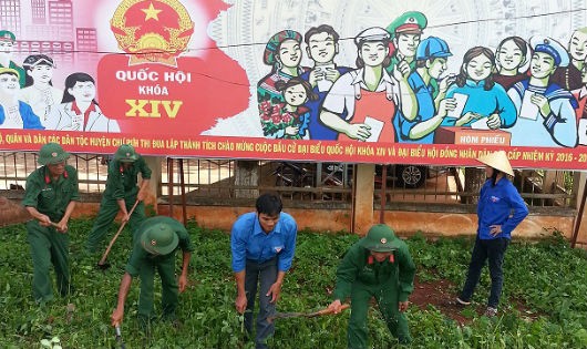 Cán bộ, chiến sĩ Lữ đoàn 234 giúp người dân sửa chữa đường liên thôn Plei Tông Will