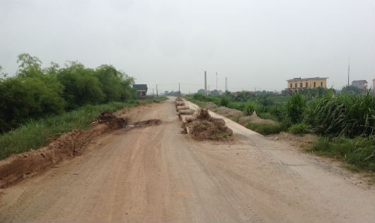 Tuyến đê chạy qua 2 huyện Thường Tín và Phú Xuyên bị cày nát bởi xe tải hạng nặng.