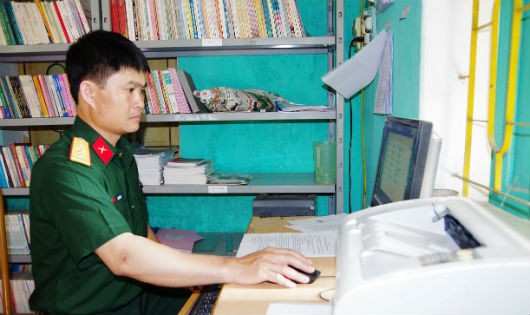Đại úy Lã Văn Hà đang biên soạn tài liệu tuyên truyền cho đồng bào các dân tộc