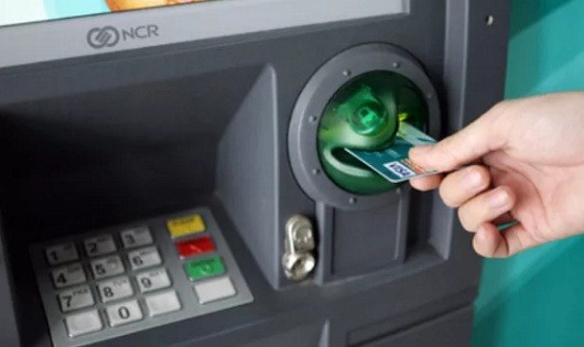 Nhiều ngân hàng đồng loạt gửi tin nhắn đến các khách hàng sử dụng thẻ ATM cảnh báo không cung cấp thông tin thẻ qua điện thoại, email, mạng xã hội hay những đường link lạ để tránh nguy cơ mất tiền. Ảnh minh họa