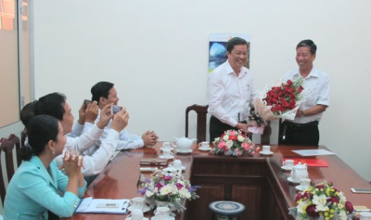 Ông Phạm Văn Hiểu trao hoa chúc mừng ông Huỳnh Quốc Lâm được phân công nhận nhiệm vụ mới