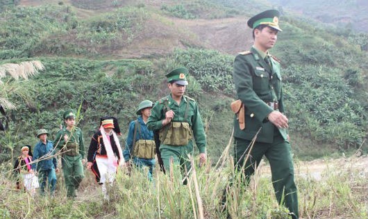 Cán bộ, chiến sĩ Bộ đội Biên phòng Lai Châu và nhân dân tuần tra bảo vệ biên giới