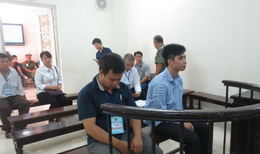 Bị cáo Phạm Bằng Tâm (phải) tại tòa