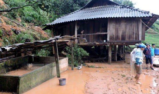 Nhà của hộ dân ở xã Hát Lừu huyện Trạm Tấu, Yên Bái bị đất đá sạt lở vào