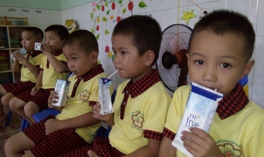 Trẻ em trường mầm non xã Nghĩa Hội (huyện Nghĩa Đàn, Nghệ An) uống sữa học đường TH school milk trong bữa xế tại trường