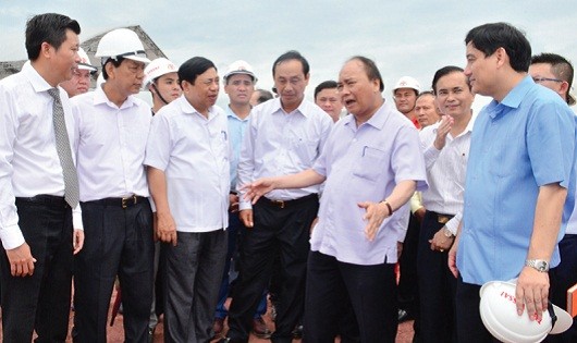 Thủ tướng Nguyễn Xuân Phúc trao đổi với lãnh đạo tỉnh Nghệ An và chủ đầu tư dự án