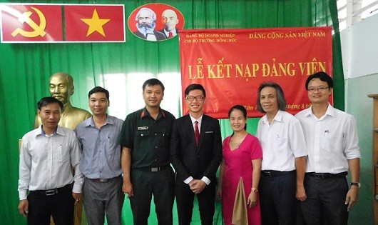 Phạm Nguyễn Hồng Ngọc cùng các thầy, cô trường Hồng Đức - Ảnh Hà My