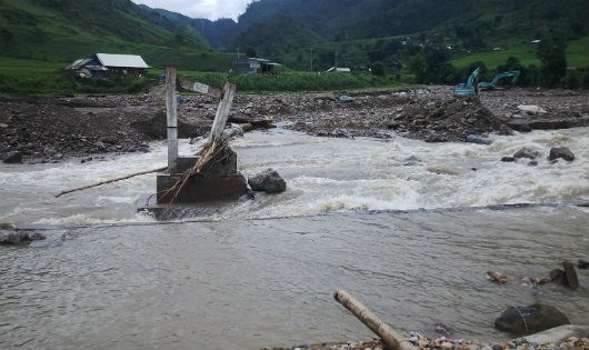 Cầu bị phá hủy khiến người dân không thể đi lên thôn Sa Phìn, huyện Văn Bàn