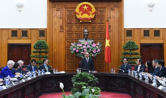 Thủ tướng Nguyễn Xuân Phúc khẳng định, Chính phủ Việt Nam đang đẩy mạnh cải cách hành chính, hệ thống chính sách để tạo môi trường thể chế minh bạch, vững mạnh hơn, tạo môi trường đầu tư có sức thu hút tốt hơn